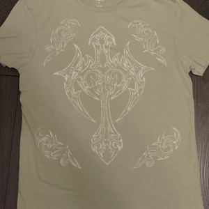 Cool t-shirt  - Jag säljer en t-shirt med handgjort motiv. Köparen står för frakt!