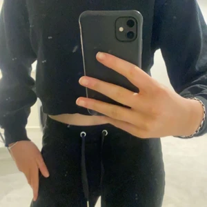 Sweatshirt  - Kort sweatshirt från zara, fin passform, säljer för att jag inte använder den längre. Köparen står för frakten 