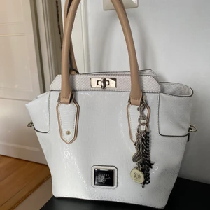 Guess väska - En vit fin guess väska (äkta) köptes förra året, jätte bra skick