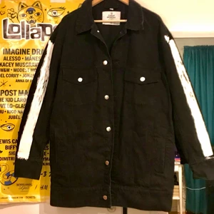 Oversized svart jeansjacka  - Säljer denna ascoola jackan från Cheap Monday för jag har en liknande och därför aldrig använder denna. Den är väldigt oversized så passar i princip alla möjliga storlekar. Penselstrecken på armarna ”står ut” från tyget så man kan känna de. Helt i nyskick, bara o skriva för fler bilder/frågor!!