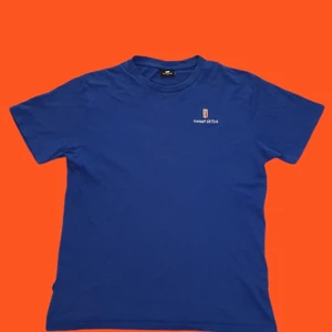 Sweet sktbs x Pepsi  - Köpt ifrån junkyard. Tröjan har inga skador och är i allmänt bra skick. Trycket på ryggen har lossnat lite men resten är som nytt skick. 