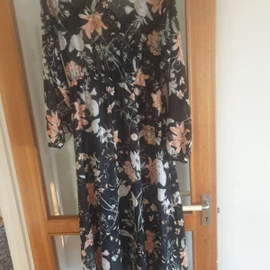 Cardigan/klänning. - Säljer denna cardigan/klänning från tessie. Använd men i fint skick. Står ingen stl på den men jag har haft den och är i M/L och min dotter har lånat den och hon har stl xs/s. 