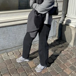 New Balance 574 sneakers stl 37 - Skor från New balance. Asnajs men jag har alldeles för många sneakers :) Säljer billigt för de är lite smutsiga, men går nog absolut bort för den som orkar ta en trasa och försiktigt tvätta de :) 