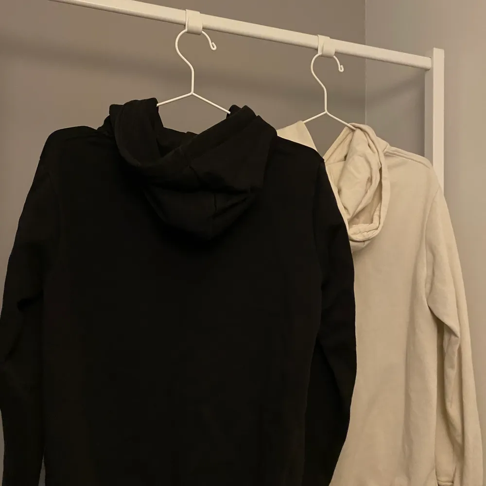 En svart och en gräddvit hoodie från Kappahl i storlek 158/164 eller xs. 100kr+ frakt för båda🤍. Hoodies.