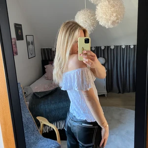 Offshoulder topp - Världens gulligaste sommar topp🤩 offshoulder och med volang