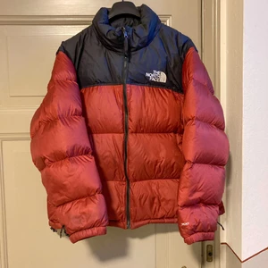 North face puffer jacket  - Tja! Nu säljer vi denna fräscha north face till ett GRYMT pris! Den är i gott skick, inköpt i november 2021. Använd ca 10ggr. Kan fraktas eller mötas upp i Sthlm city🤩🚚 den är i strl XL men passar perfekt även på folk med strl L vanligtvis. 