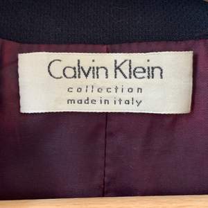 Så fin vintage Calvin Klein blazer, den är svart men ser lite blå ut på bild. Jättebra skick! Modellen på bild är 174cm lång och bär oftast XS. Skriv om funderingar 
