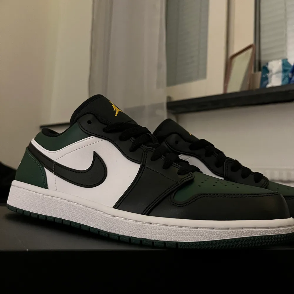 Helt nya och oanvända Jordans Air 1 Lows, Noble green/pollen/white/black. Storlek 42 eller 8.5 US. Hör gärna av er vid intresse här på Plick eller via sms 070 605 37 64. Med vänlig hälsning Todd! . Skor.