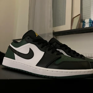 Jordans Air 1 low  - Helt nya och oanvända Jordans Air 1 Lows, Noble green/pollen/white/black. Storlek 42 eller 8.5 US. Hör gärna av er vid intresse här på Plick eller via sms 070 605 37 64. Med vänlig hälsning Todd! 