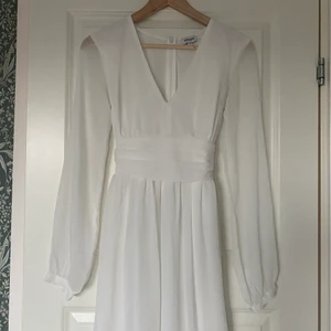 klänning - Säljer nu min student klänning som jag har använt en gång till studenten.  Den är i fint skick inte några hål eller trasig på nåt sett