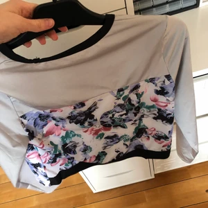 Träningströja  - Träningströja från ”röhnisch”. Använd 2 gånger och har såklart tvättat den! Liten i storleken 🤍