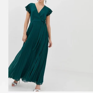 plisserad balklänning  - säljer min balklänning som jag använt en gång på min bal 2019 💘 köpt för ungefär 600 kr, köparen står för frakt <3