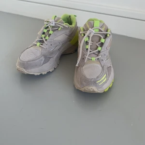 Sneakers Reebok  - Gråa och gula sneakers från Reebok. Chunky. Hela och rena med visst slitage. Stl 37 något små i storleken. Pris kan diskuteras vid snabb affär. 