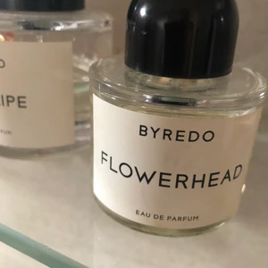 Byredo Flowerhead - Eau De Parfume 50ml. Köpt för 1500:- Se för mängd.  Doftar magiskt!  In traditional Indian weddings flowers are everywhere. The explosion of colour is wildly celebratory and the intertwining scents are overwhelming. Flower heads are strung together on giant leis which are exchanged between bride and groom as a token of mutual respect. Ingredients Alcohol, Parfum (Fragrance), Aqua (Water), Benzyl Salicylate, Hydroxycitronellal, Butyl Methoxydibenzoylmethane, Limonene, Ethylhexyl Salicylate, Cinna