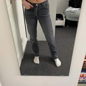 Gråa raka jeans. Midrise. Har sprättat upp och klippt en liten slits. Passar mig bra i längd som är 168. 