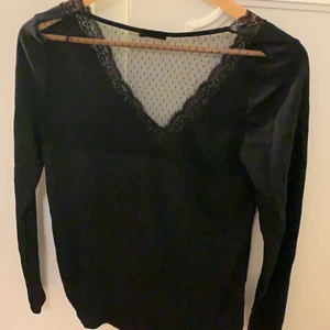 Svart tröja - Svart söt tröja med mesh tyg på ryggen