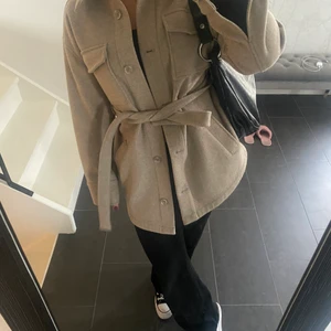 Kort kapp - Kort beige kapp ifrån bikbok i storlek xs (stor i storleken). Knappt använd och paketet skickas med PostNord skcika lätt (66kr)