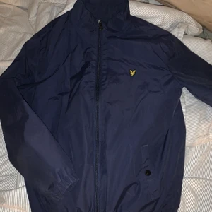 Lyle & scott jacka  - Lyle & scott vindjacka i fint skick. Strl 14/15 år, typ som en S