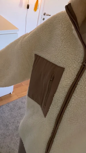 teddy fleece/ jacka - jag säljer min fina teddy fleece/jacka🤍🤍 den är i fint skick och är super mysig och bra till våren! 🌟 den är från cubus💞