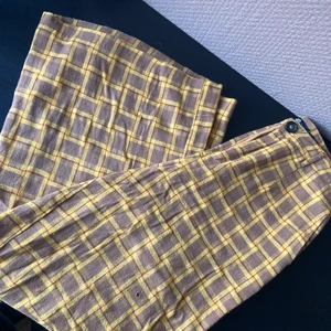 Rutiga coola byxor! - Mina gamla favorit byxor som tyvärr inte passar längre. Typ gul/brun/ljuslila rutiga. Även kallat kexchokladbyxorna. :) de är tyvärr ett litet pyttehåll som man ser på nån av bilderna från en kille som råka fimpa mig på benet… går att lösa för den som kan sy! 