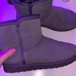 Uggs  - Gråa fake uggs i stolek 38, använda cirka 5 gånger så de är i riktigt bra skick🤍