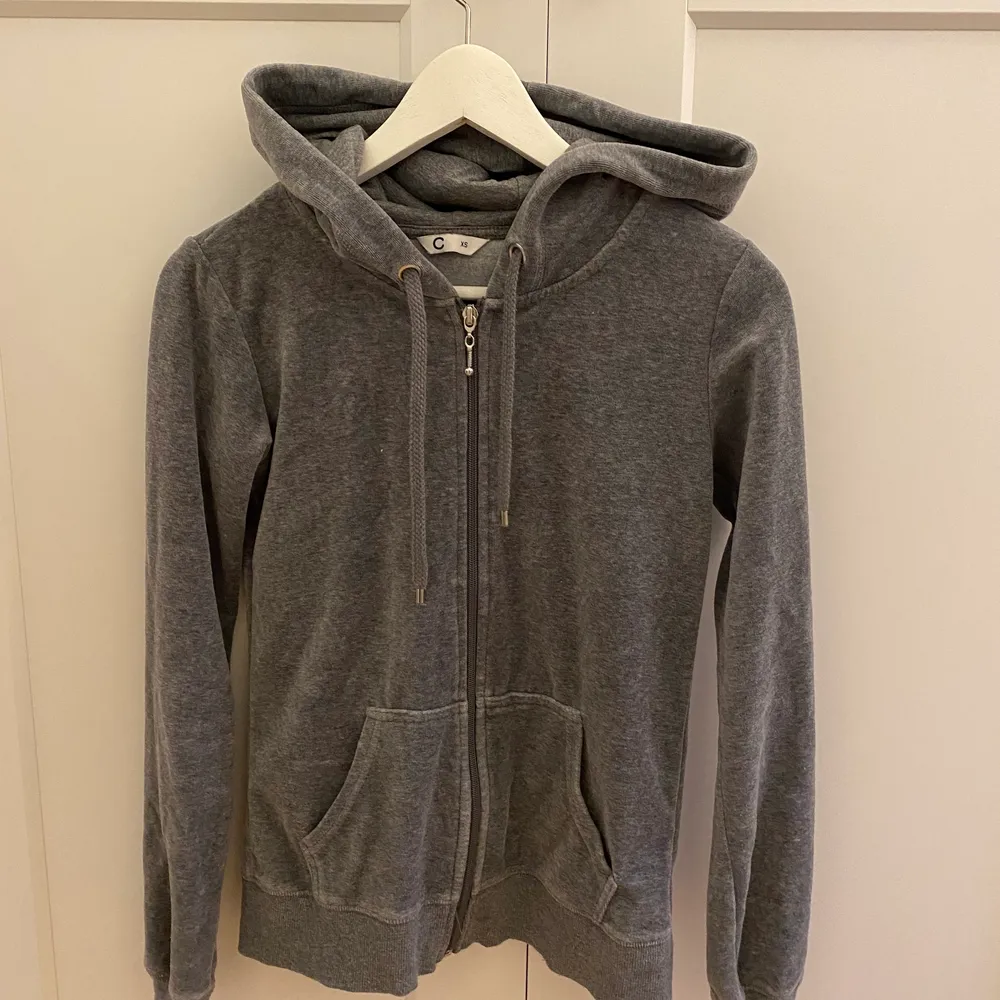Grå zip hoodie från Cubus. Använd ett antal gånger men är fortfarande i superfint skick! (Köparen står för frakten). Hoodies.
