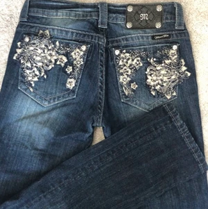 Jättesnygga lågmidjade jeans - Skitsnygga lågmidjade mörkblå jeans med smyckade bakfickor. Kan mötas i Stockholm, köparen står för frakt. Skriv för fler bilder. Märket är Miss Me. Buda! 