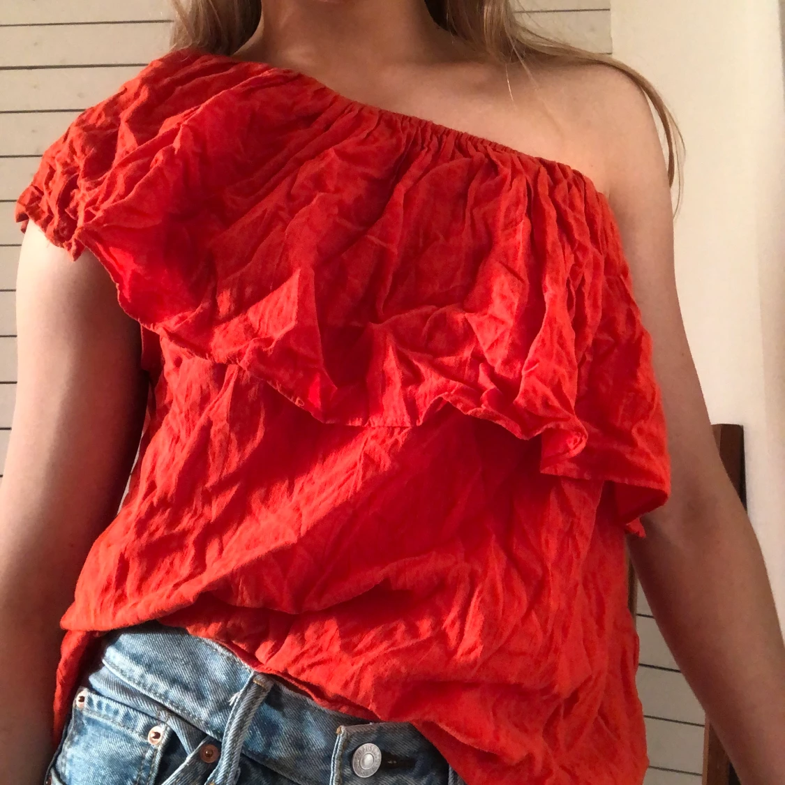 Röd one-shouldertopp