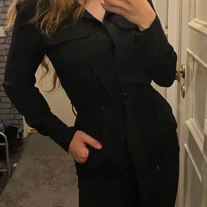 Jumpsuit - Fint skick förutom att ”flärpen” på dragkedjan är trasig. Fullt fungerande ändå. Inte mycket använd 