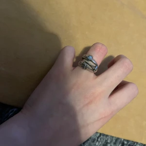 Ring - Finns hämta i Alvik, frakt 12kr 