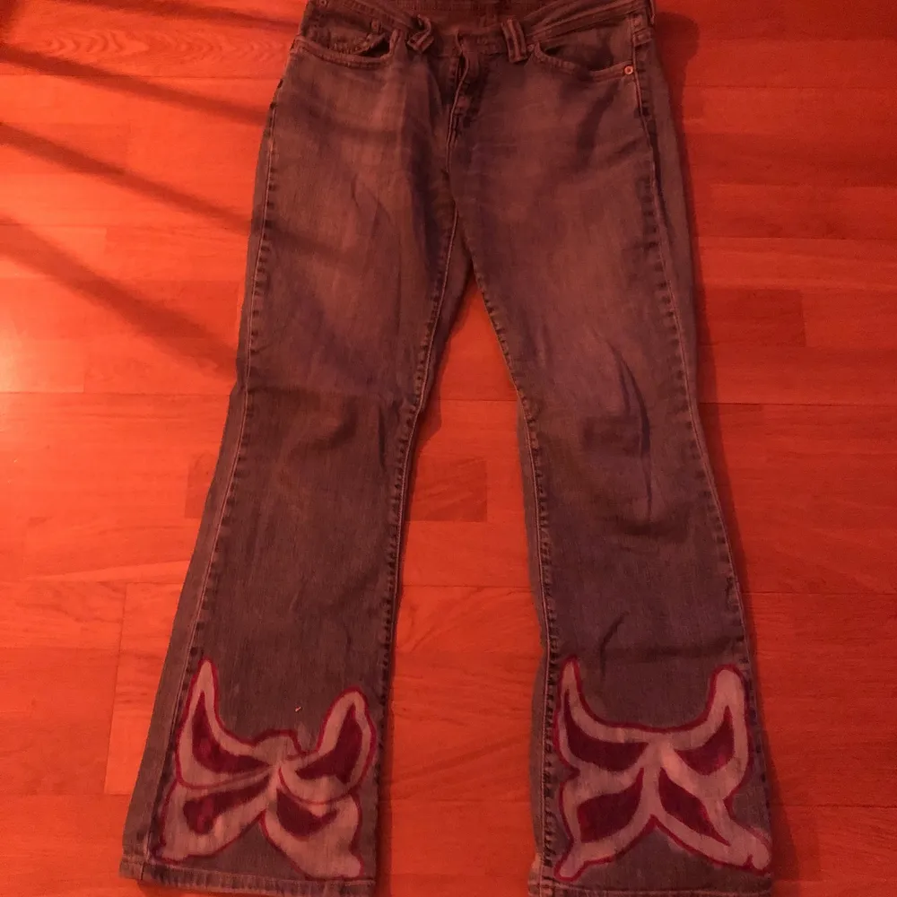 Jättecoola levis jeans med fjärilsdetaljer både på bakdelen samt slutet av benen på både bak- och framsida, saknas ganska många stenar (som man ser på bild 1)  men det är lätt att limma på nya :) byxorna är loosefit med raka ben. Kan mötas upp i Stockholm eller så står köparen för frakten. Jeans & Byxor.