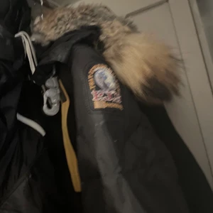 Pjs jacka  - Hej jag säljer min pjs jacka som inte kommer till andvändning helt ny köpte av en tjej som e granne med mig och skriv om ni skulle vilja köpa den 