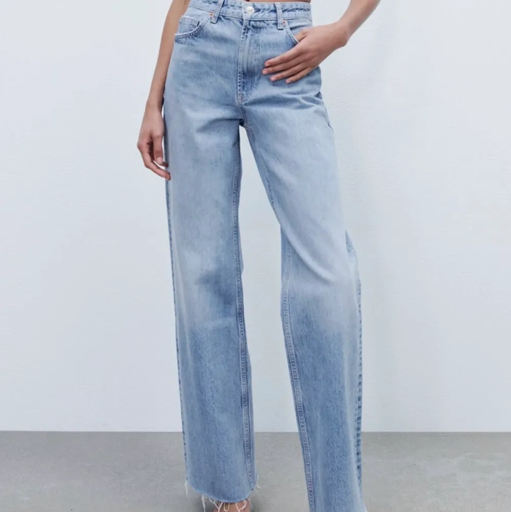 Säljer dessa populära jeans ifrån Zara! Säljer dessa byxor eftersom att de är för stora för mig, då jag har tyvärr gått ner i vikt! Storlek 36. Jeans & Byxor.