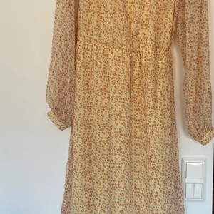Gul klänning VERO MODA - Säljer en gul klänning som jag haft vid en midsommar. Märke: Vero Moda. Storlek: XS men passar mig som har S och M. Fint skick! Perfekt till sommar/midsommar💛