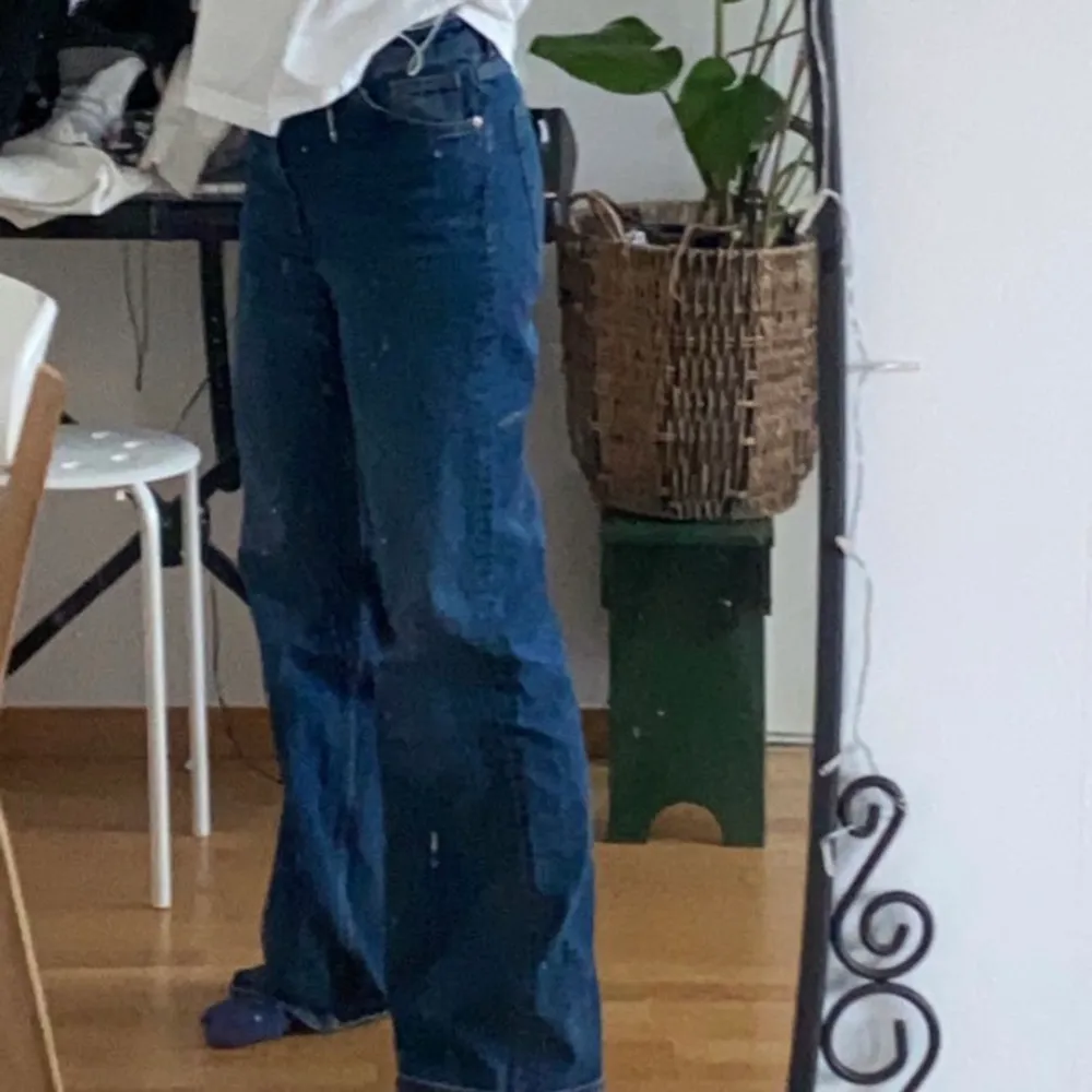 Monki byxor i strolek 29. De var dock lite stora för mig och jag skulle rekommendera de till någon som har storlek 38/40. Sparsamt använda och därmed i mycket bra skick! Nypris 400kr. Jeans & Byxor.