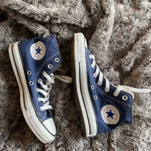 blåa converse - säljer ett par superfina, mörkblåa converse (endast använda 3 gånger, nypris 800kr)🤎 frakt tillkommer! 