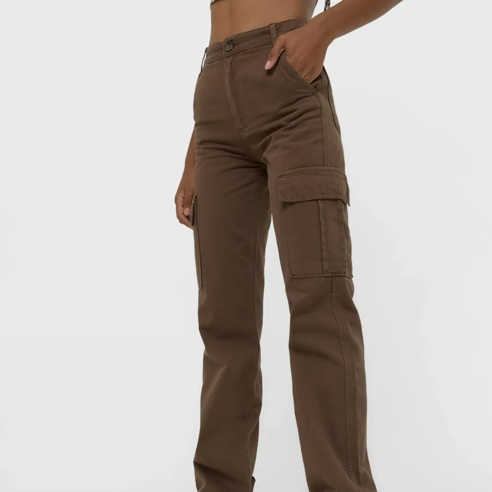 Stradivarius cargo pants i brun. Stl 36, använda endast en gång. Kan mötas upp eller så står köparen för frakten. Pris kan diskuteras . Jeans & Byxor.