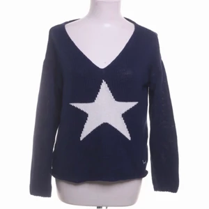 Stockholmsstil Bondelid stickad! - Fint märke! Bondelid stickad tröja. Marinblå med vit stjärna. Aldrig använd. Stockholmsstil! Är xs men passar S. Superfin verkligen men kommer aldrig till användning tyvärr. Köparen står för frakt! Pris kan diskuteras!
