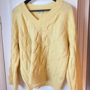 Stickad tröja - Stickad tröja i gul färg (perfekt till våren) från Gina, aldrig använd. Frakten står man för själv 💛 storlek xs men mer som en S/M