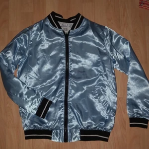 Ny bomberjacka - Storlek s men den är stor i storlek, oversize. Passar även m! Skitsnygg, oanvänd, i silke, köpt från madlady för längesedan men kom aldrig till användning, köpt för nästan 1000kr. Skitsnygg!!!!!!!