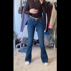 Low waist jeans - Ett par jättefina bikbok jeans i storlek S som är lågmidjade och bootcut. De är sjukt sköna och är perfekta i längden💕Ni kan själva välja vilken frakt ni vill ha men annars är det 66kr spårbar frakt.