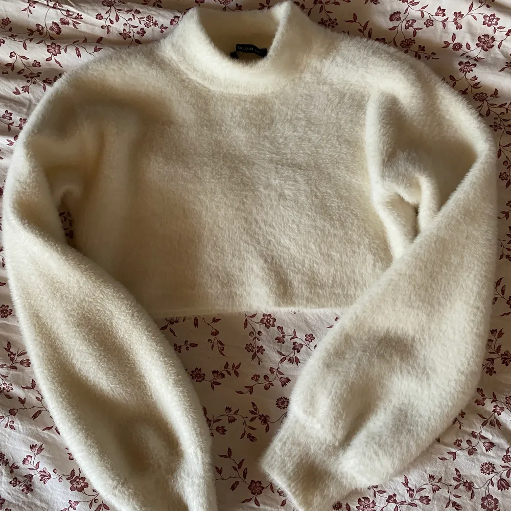 Sparsamt använd cropped tröja från Chiquelle, perfekt till våren! One size men passar XS/S bäst. Lite varmare vit i färgen men inte riktigt gräddvit.. Stickat.