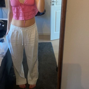 Linnebyxor 💕 - Säljer mina jättefina vita linnebyxor 💕 har dock inte kommit till så mycket till användning. Kan sicka mer bilder ifall det behövs 