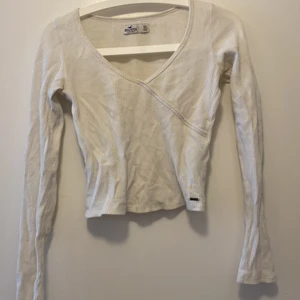 Omlott topp - Långärmad omlott topp med v-ringning! Den är från hollister och knappt använd! Den har ett speciellt material (bild 2) och är väldigt tunn!