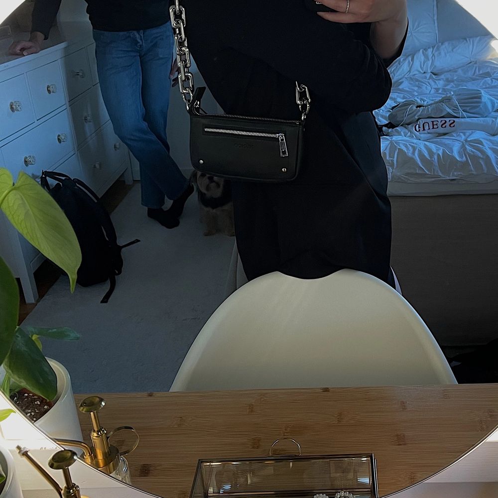 perfekt handväska från NÚNOO, mini size och den ultimata utgångsväskan när man inte behöver mer än legg, mobil och små grejer!🖤 Är i helt oanvänd därav säljes, går att bära som handväska, axelväska eller crossbody. Shoulderstrap kommer med👜🖤. Väskor.