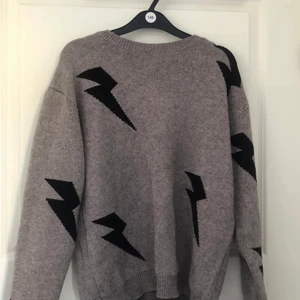 Grå blixtröja som passar sthlmstil💕 - jättegullig grå Hoodie med blixtar på💕🎸 passar till dem som har stilen stockholmstil! Jättebra skick💕💕 är 164cm lång och den passar perfekt!🎸🎸🤘🏽