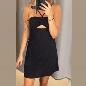 Svart klänning  - Helt oanvänd klänning från H&M, storlek S🖤