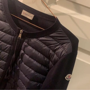 Moncler cardigan - Säljer min väldigt populära moncler cardigan i marin blå/ mörk blå för har ej någon användning för den. Intressekoll så skriv bud💓 (är öppen för byten, har kvitto m.m och skriv för fler bilder) 