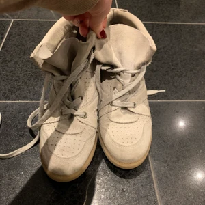 Gråa klackar i mocka - Isabell marint liknande klackar från märket pavement! Så fina speciellt nu på våren😩❤️‍🔥