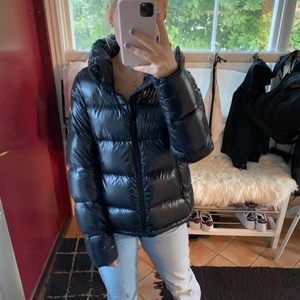 Colmar Jacka - Så fin jacka från colmar. Den har tjockare dunkuddar vilket gör den snyggare och den är perfekt när det börjar bli kallt ute. Perfekt skick utan skråmor. Nypris ca 6000 kr köpt på NK i vintras! Skriv för fler bilder💕 (spegeln var smutsig ej jackan)